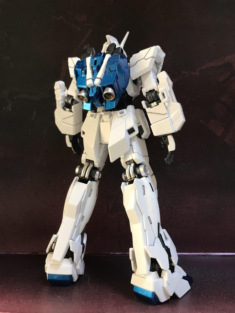 部分塗装＋光沢トップコートで仕上げました。
バックパックや足の青い部分は、ガンダムマーカーの新色「コスモメタブルー」を使いました。少し鮮やかすぎるかとも思いましたが、真っ白の機体にバッチリ似合いました。
墨はあえてサイコフレームが露出する部分だけに入れました。