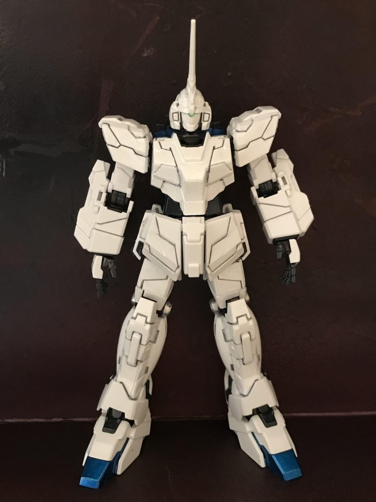 やりたかったのはこれ、装甲が割れる部分にだけマジックルミノペイントの赤を墨入れの要領で塗りました。といっても可視光のもとでは無色透明です。