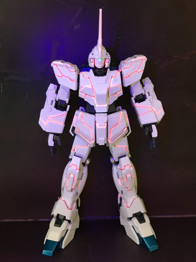 UVライト（ブラックライト）をあてるとこの通り、ねらい通りにできました～。

そもそも「ガンダムUC」の劇中ではユニコーンモードのシーンのほうが長いくらいなんですよね。クシャトリヤもバンシィもいるので、これからまたマリーダさんとのブンドドを楽しめそうです(^^)