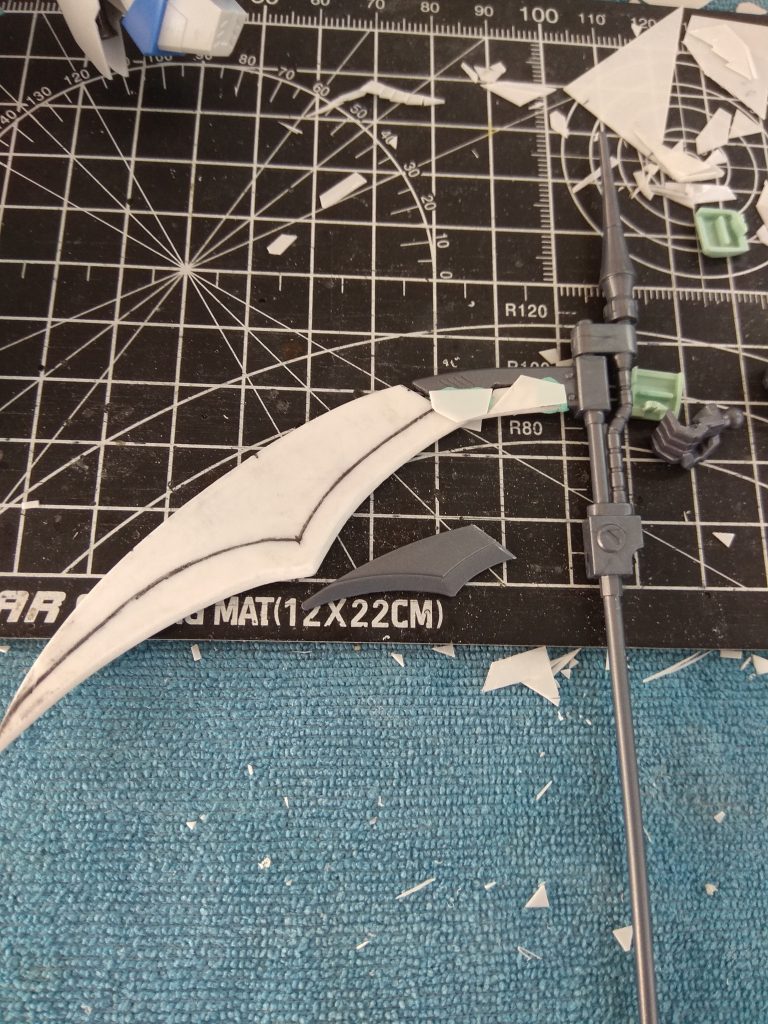 公式詐欺箱絵にして（刃面サイズの問題）かなり有名な重刎首鎌「ニーズヘグ」はプラ板で自作しかない、とは言え。
設計段階だけでも三日に掛かったとは.....さすが骨が折れそう....