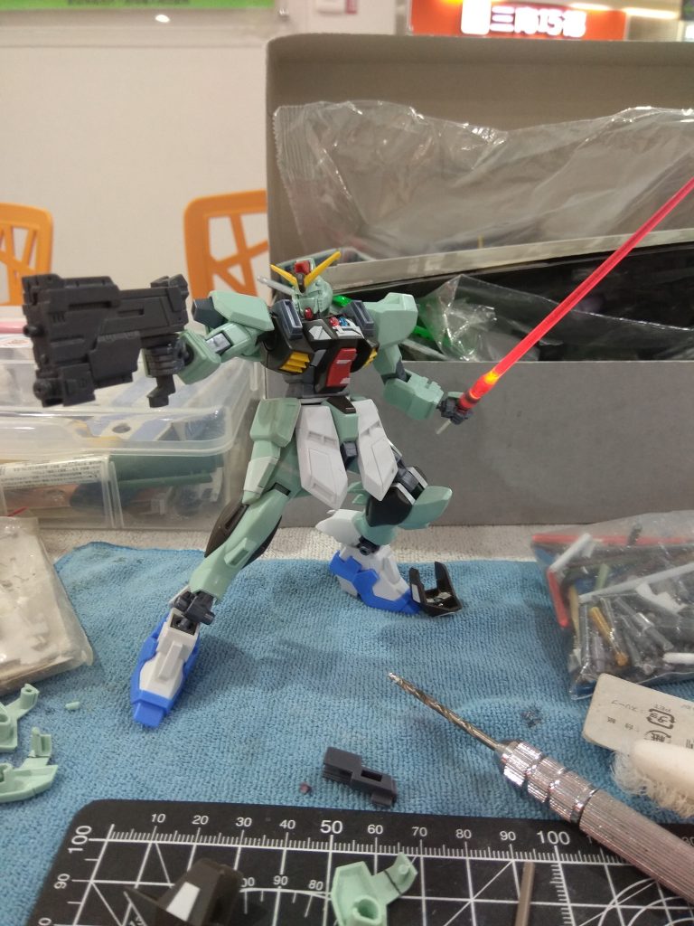 立ちポーズの安定性を検証段階、足部とフロントスカートアーマーはHi-νガンダムヴレイブからのパーツです。