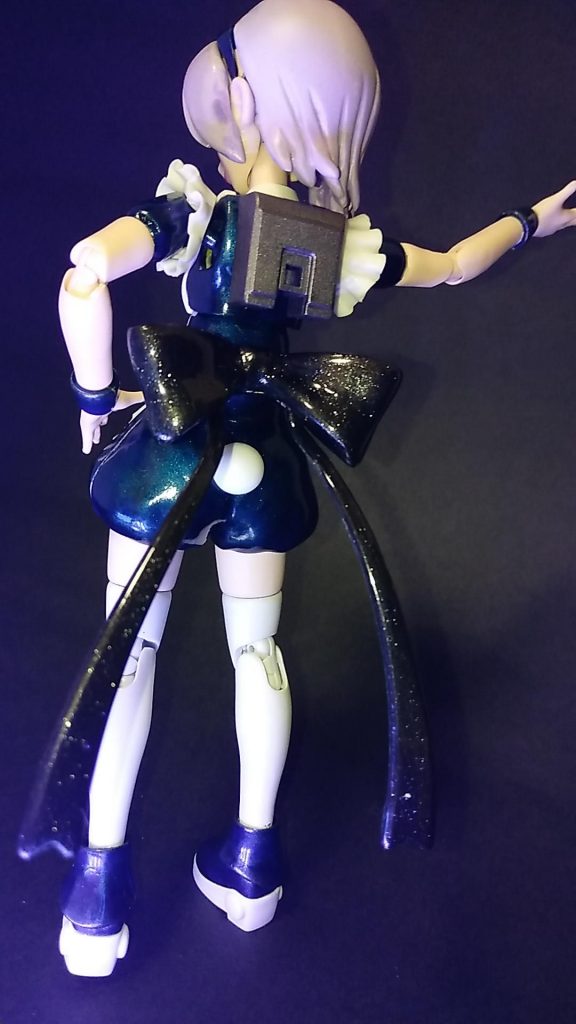 ボディは焼鉄色にクリアブルーを塗り重ねたキャンディ塗装