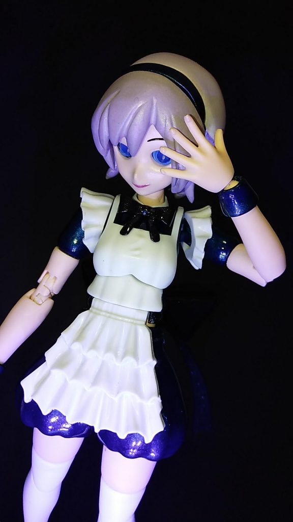 指先にはマニキュアを