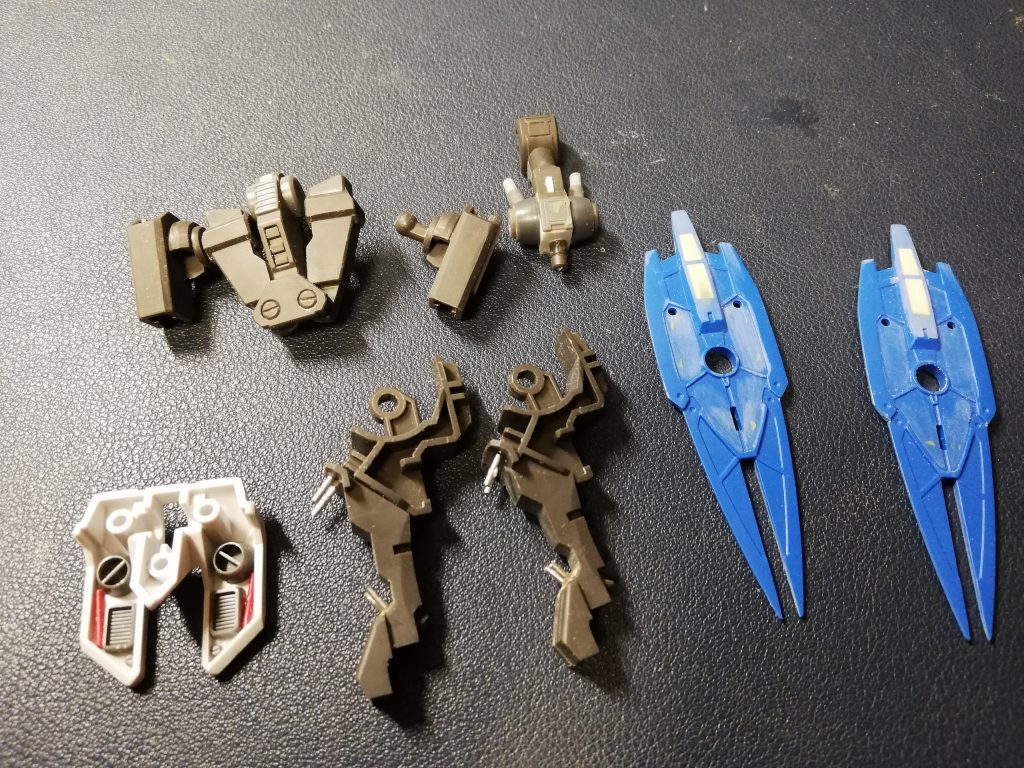 胴は5mm延長、各部見える部分は穴埋め+プラバンで簡単ディティールアップ
脹ら脛は後々バネを入れられるように改造
見えないけど腰のリアアーマーの裏側もいい感じにしてます