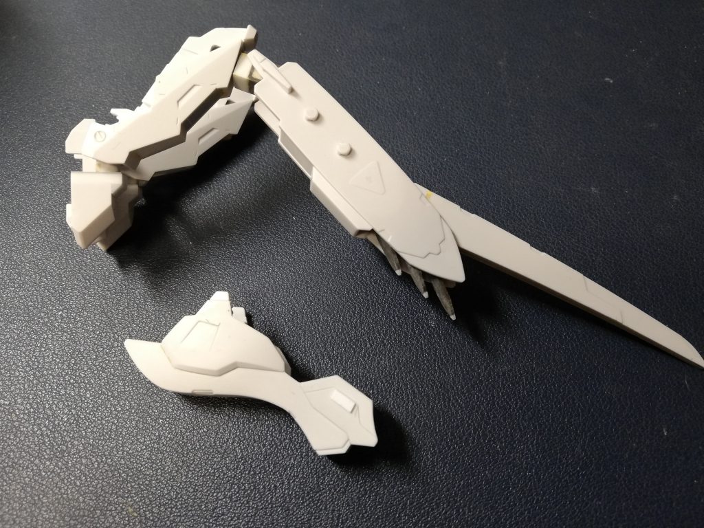 バインダーの先端も尖らせました
Hiνのバインダーはそのまま取り付けると干渉するためプラバンとプラ棒で少し後ろに移動
真鍮線で強度をあげてます