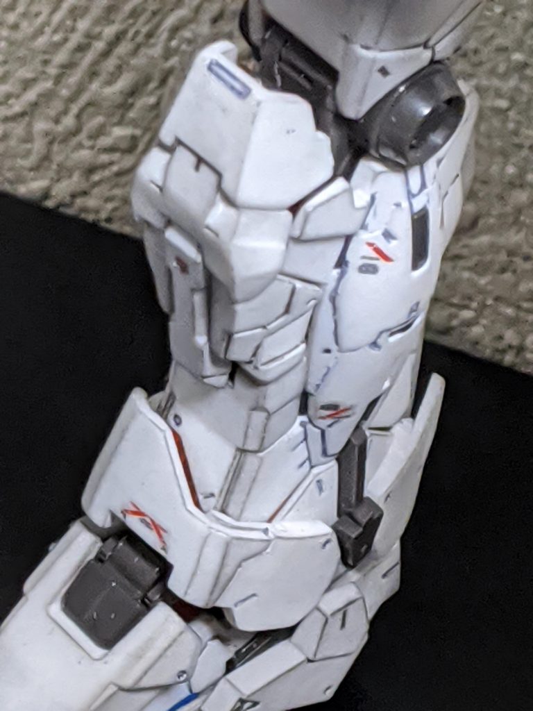 ひざの細かいパーツも、スミ入れ＋パステルシャドウで1つ1つ見えるようになりました。