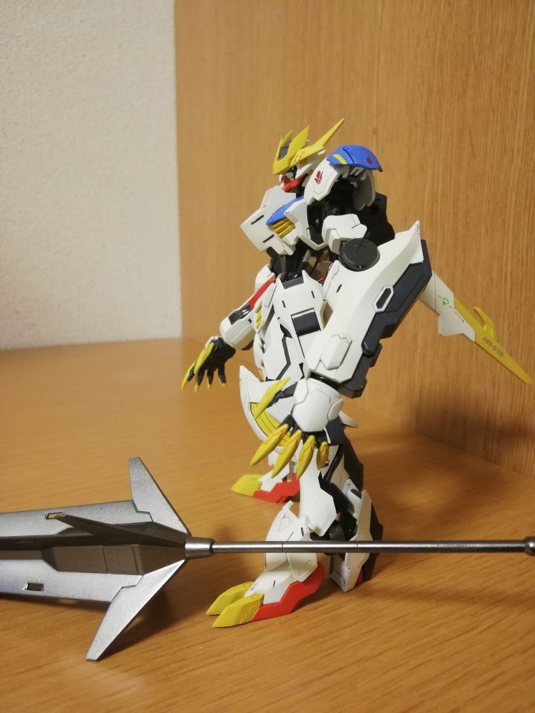 横　左肩は鉄血のデカール、右肩には鉄華団のデカールを張りました