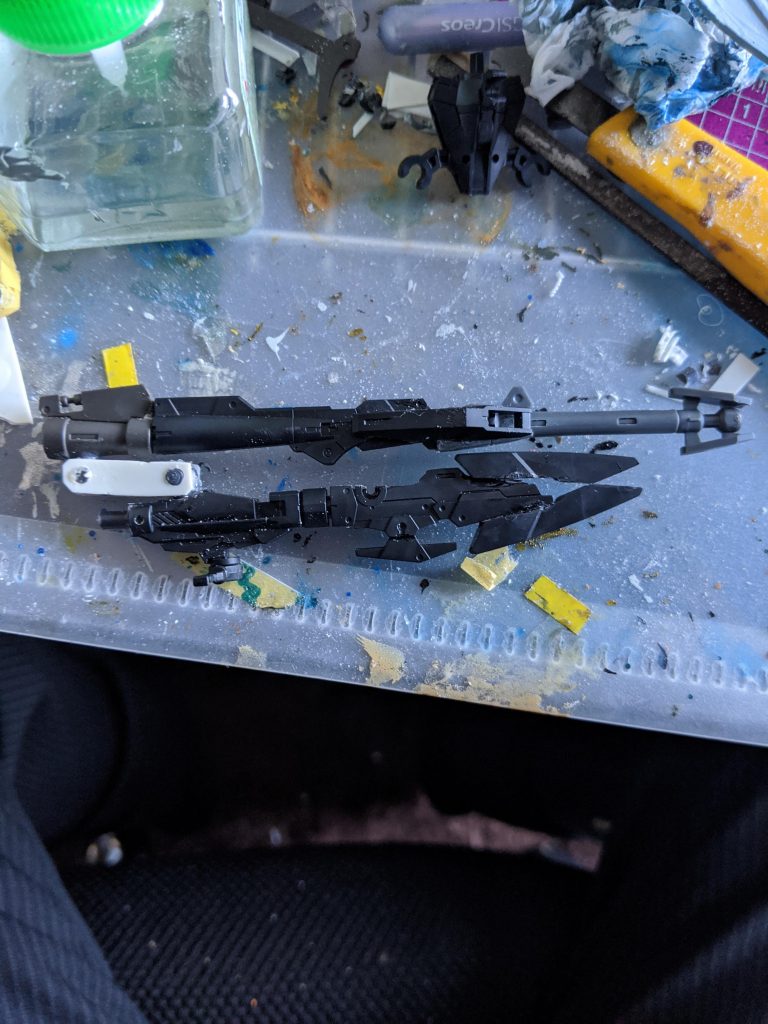 大型砲はグリムゲルデのライフル、30MMのポルタノヴァ宇宙仕様をくっ付けて可動部分はプラ板から作成しました