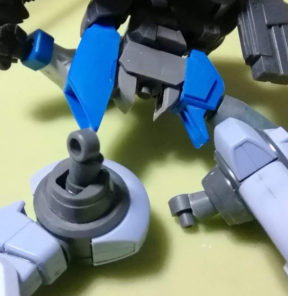 股関節開きたかったんでコトブキヤの新しいジョイントセットと3mmランナーで左右独立可動化してたり