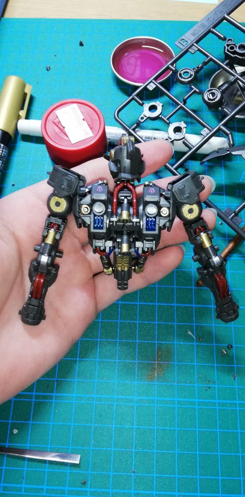 内部フレームの上半身塗装
パイプなど細かいところを塗って情報量を増やしてみた