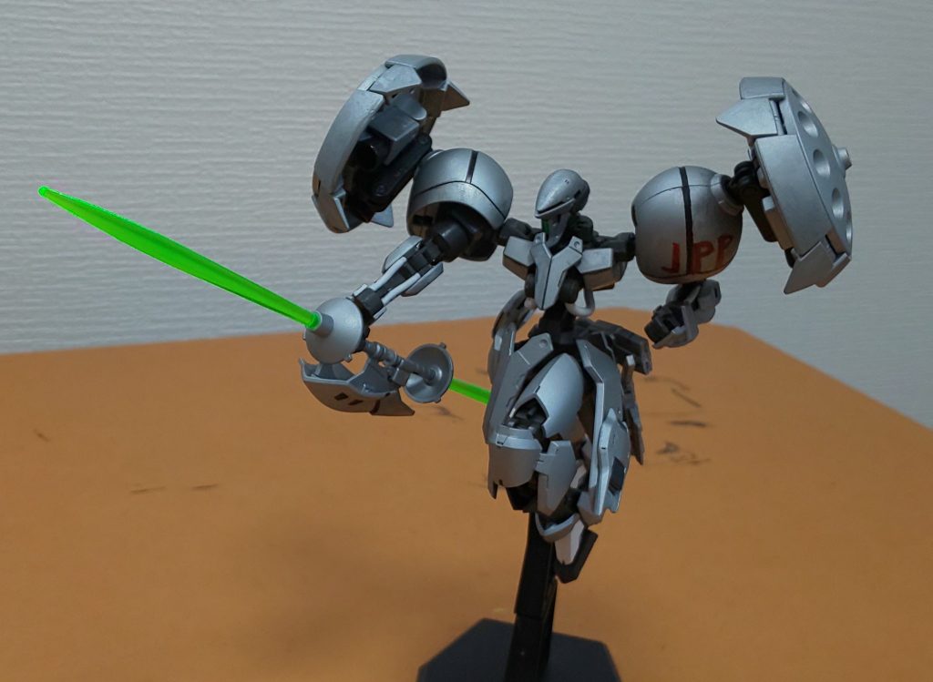 ここからは武器を。まぁほとんどRギャギャの流用ですが。メインウェポンのツインビームソードです。なんかいい感じにブン回します。