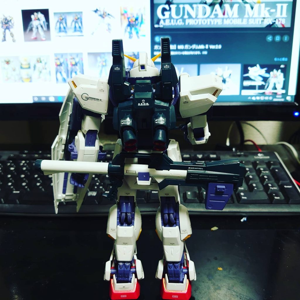 バック部分、デカールは付属とガンダムデカール使用