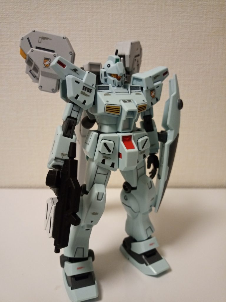 筋彫りはバトオペ2のジムカスタムを参考にしました。
分かりにくいですが、メインカメラの部分に銀のホイールをつけたので光に当てるとキラリと光ります。