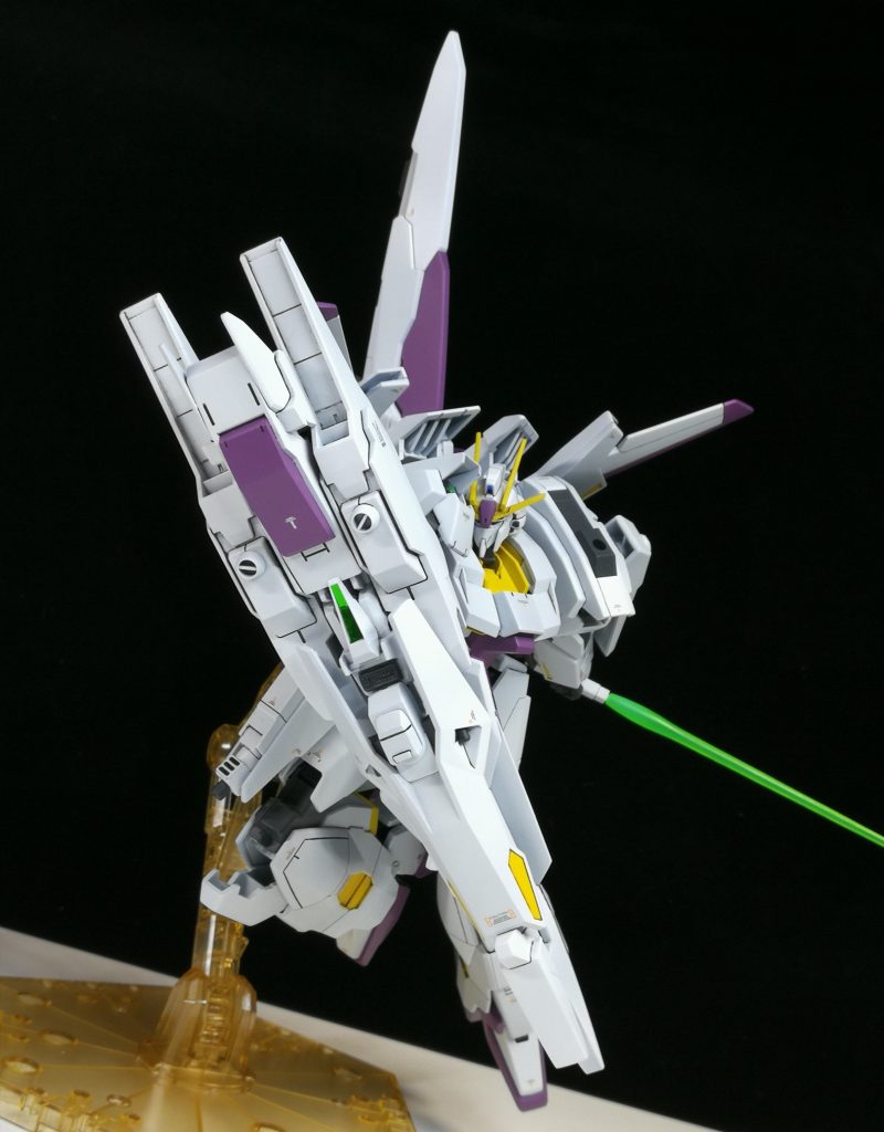 シールドはブースター、ビームバルカン、ハイメガキャノン、ミサイルの複合兵器となってます。
ビームサーベルは左肩に収納。