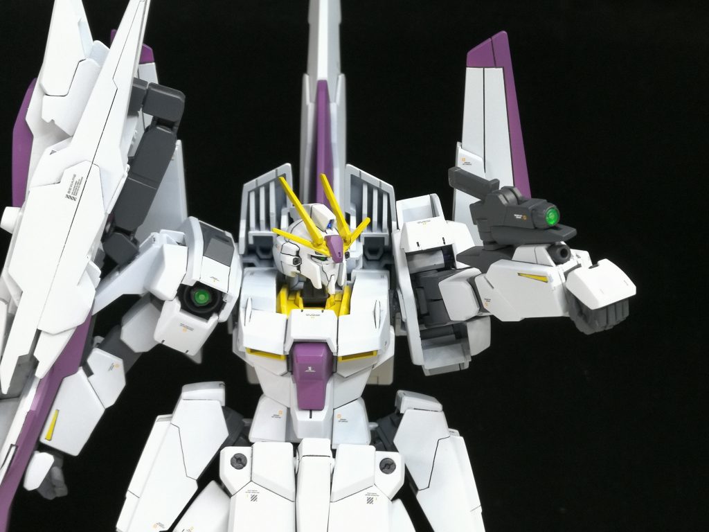 腕のビームバルカンはハンドビームガンに。センサーユニットも装着して命中精度を上げる設定です。