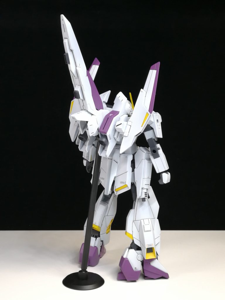 自立出来ますが背中が重いため倒れやすいのでスタンドも製作。