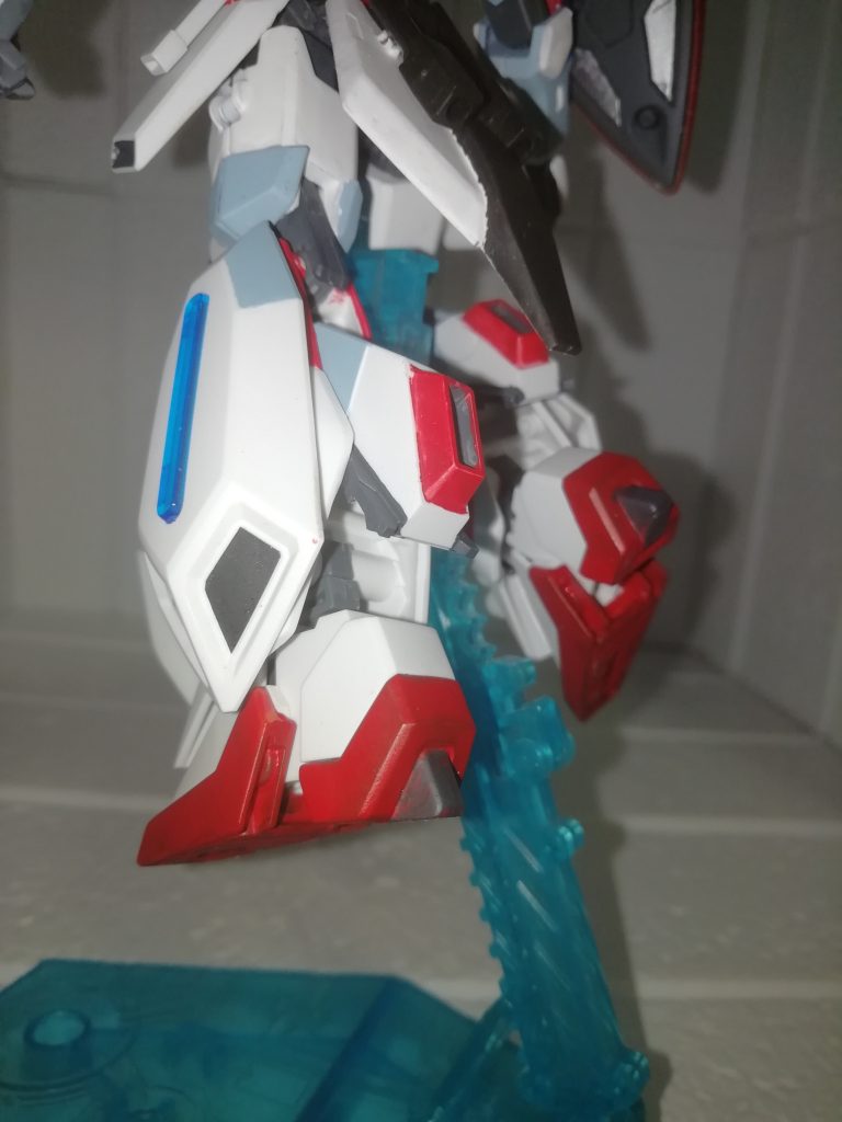 ちょっと加工してみまして、スクランブルの後脹脛のスラスターは接続部等を切ったり削ったりして展開出来るようにしました！