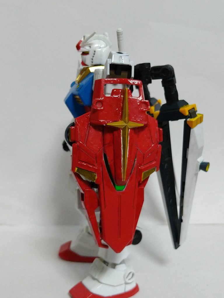 ビルダーズパーツとガンダムシールドを
組み合わせております。
内側にはミサイルも内蔵。