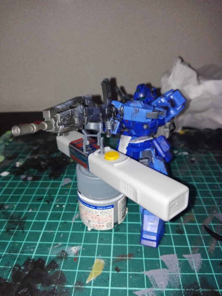 遮蔽物を使ってこのようにバイポッドを立てて射撃することも可能