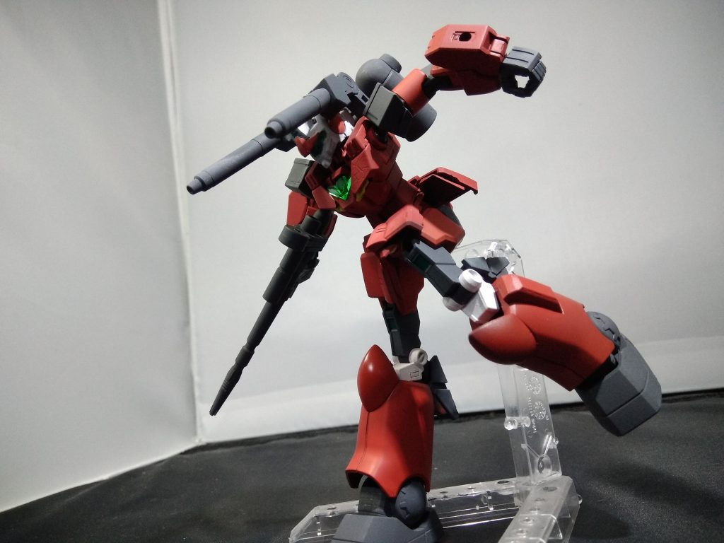 もちろん砲撃したりするポーズもできますし