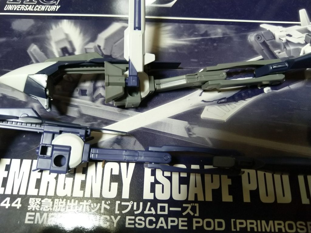 バンダイさんまた素敵なやらかしでフルドドⅡと成型色が違います(笑)
個人的には、フルドドⅡやハイゼンスレイの追加部分のフレームはグレー、白いウーンドウォートのフレーム部はメカグレー(パープル系)で分けてもらえると良かったのですが。。。
背中と股の部品はは同じサイズのはずなのに、イラストイメージに寄せて小型化
というか、HGは胸と股が小さいんですよね。
インレの設定を見ると腕を畳んだウーンドウォート(ギャプランⅡの胸部)がそのまま、ハイゼンスレイの外装を着ているはずだし、頭もウーンドウォートのメット変更なので、ウーンドウォートより小顔なのはちょっと。。。
上半身(頭と胸)は1/160か1/170くらいになってる気がする。