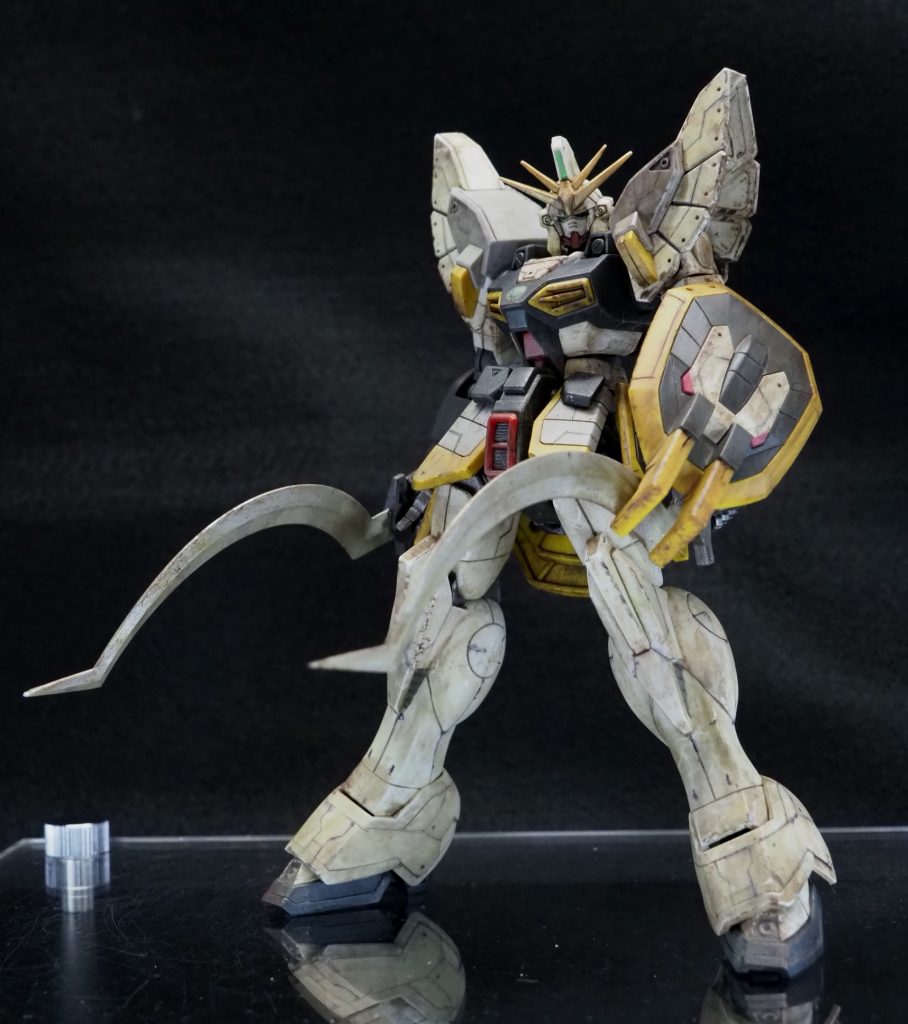 素立ちです。
アンテナとヒートショーテルを
シャープ化したり頬のパーツの
エッジを削ったりしてます。
塗装はアンテナと頭部のバルカンを
ゴールド、関節と膝のダクトなどは
焼鉄色のアクリジョンで塗装しました。