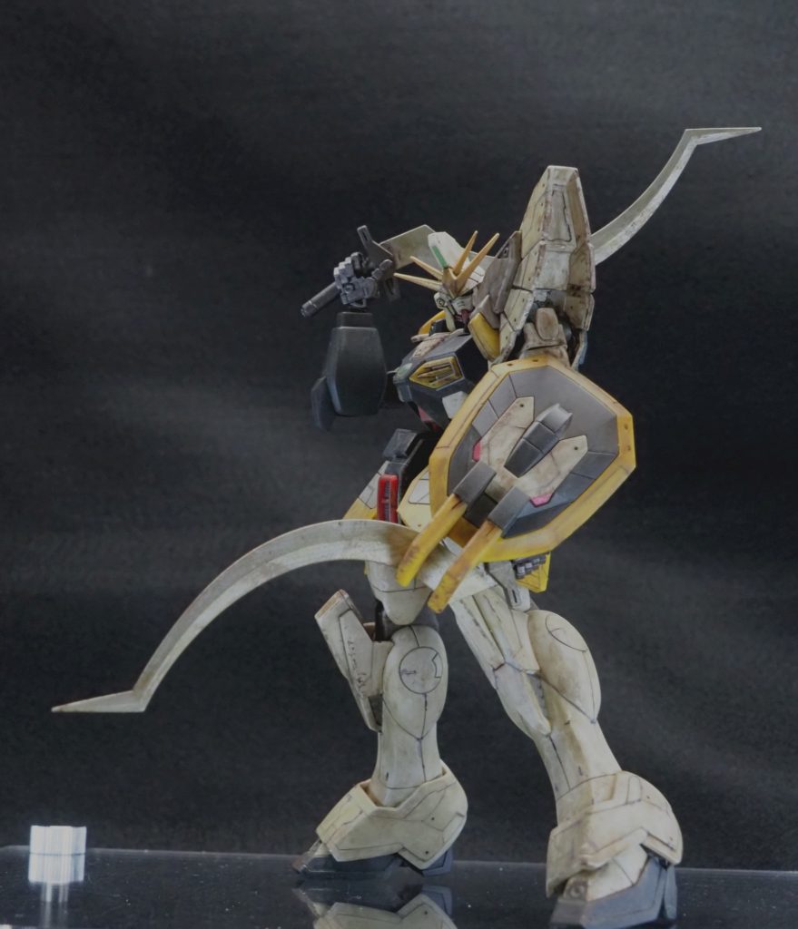 頭部とツインアイ、
胸のグリーンのセンサーは
ダイソーのホロテープのグリーンを
切り出したものを貼り、
同じくダイソーのUVレジンを
垂らしてます。