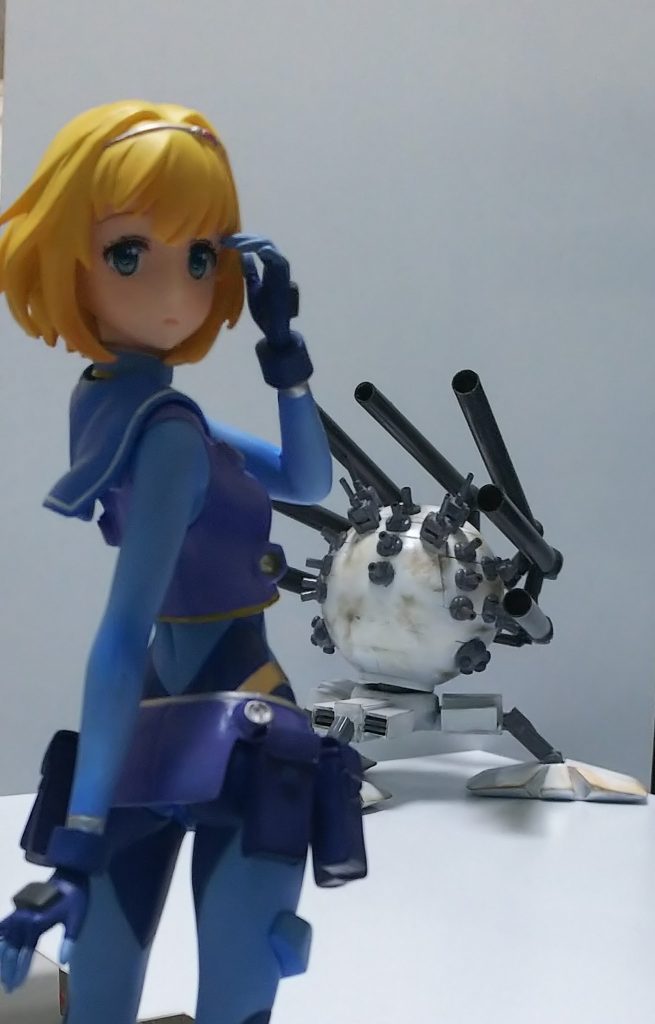 パイロットのお姫様とツーショット。並べるとお姫様のがデカイから遠近法で。お姫様はいわゆる強化人間ですね。