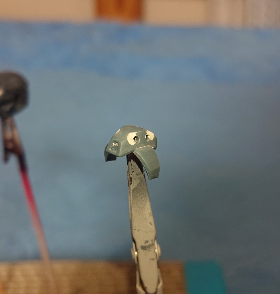 塗装前のおでこのパーツ
こうすることで、設定画に近い形状を再現しました。