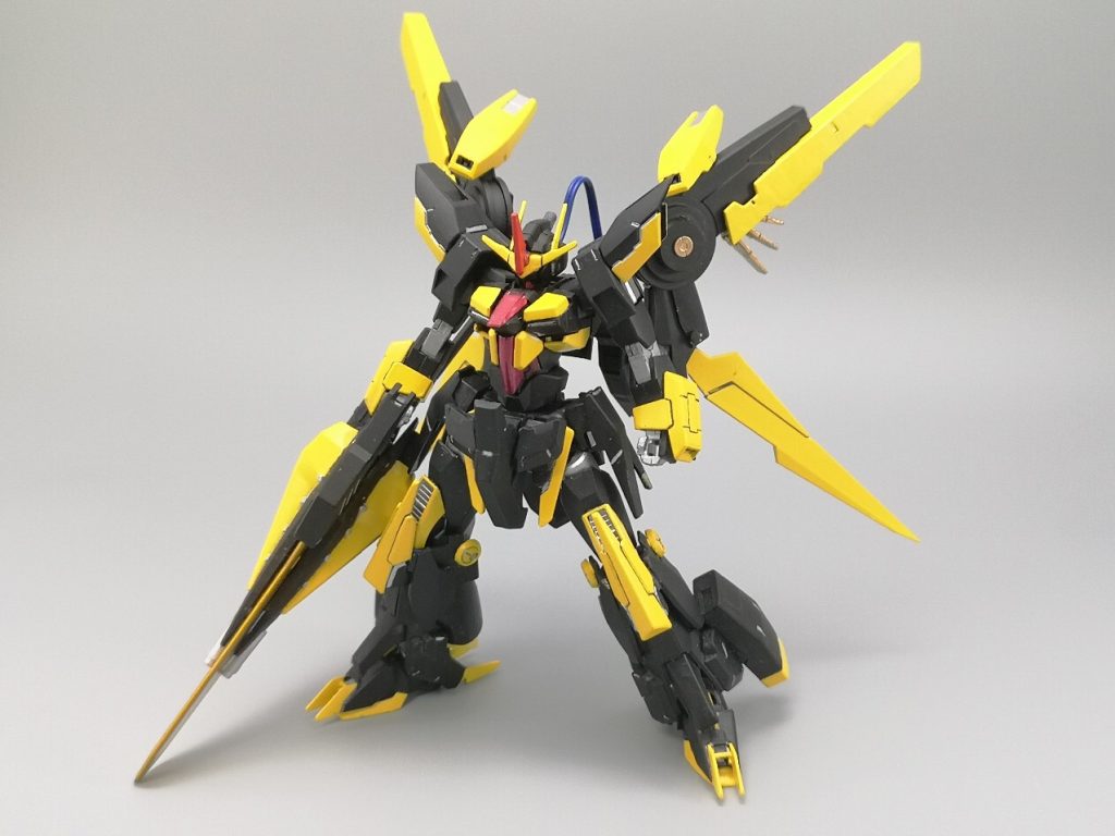 ガンダムAGE-AX
AGE-FXをベースにカスタマイズされたガンプラです
改造された姿は、交流のあるとある方のガンプラをリスペクトしたものとなっています
塗装の元ネタはデジモンシリーズのアルファモンですが、モチーフとしてカブトムシが入っていますね
なお完成していたのが一年以上前、全身筆塗り塗装なので黄色がちょっと厚くなっているのが今後塗装しなおすときの改善点ですね・・・
強力な武装、大剣シグルクレイモアを武器に戦場を駆け巡ります