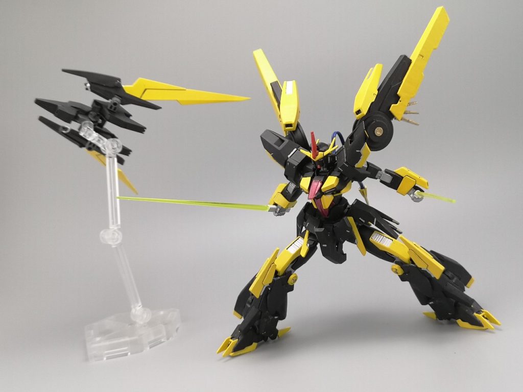 背部のコアファイターは実は分離機構が残っているので、このようにアルファクスと独立して行動も可能です
この場合アルファクスは自立行動するイメージです