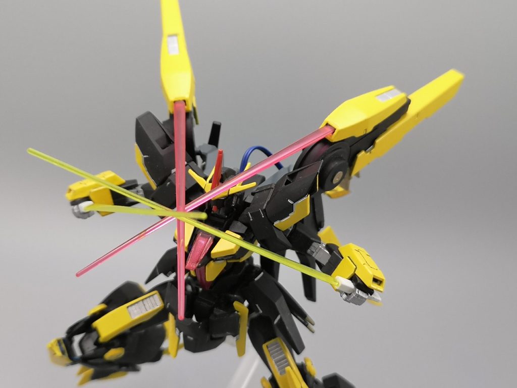 ビームサーベルはウイングについているAGE3から流用したパーツから計二本取り出せるほか、そのパーツからもそのまま出せるので計四本展開ができます
ウイングからのビームサーベルは咄嗟の攻撃や防御にも転用できるので、痒い所に手が届く武装ですね
