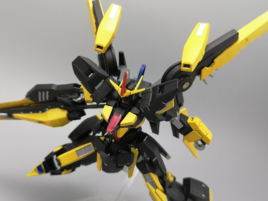 可動域はベースのFXに準拠しているので、あまり不自由さは感じません
背部ウイングも展開や傾きの調整ができるので、様々なシチュエーションに合わせてポージングできますね