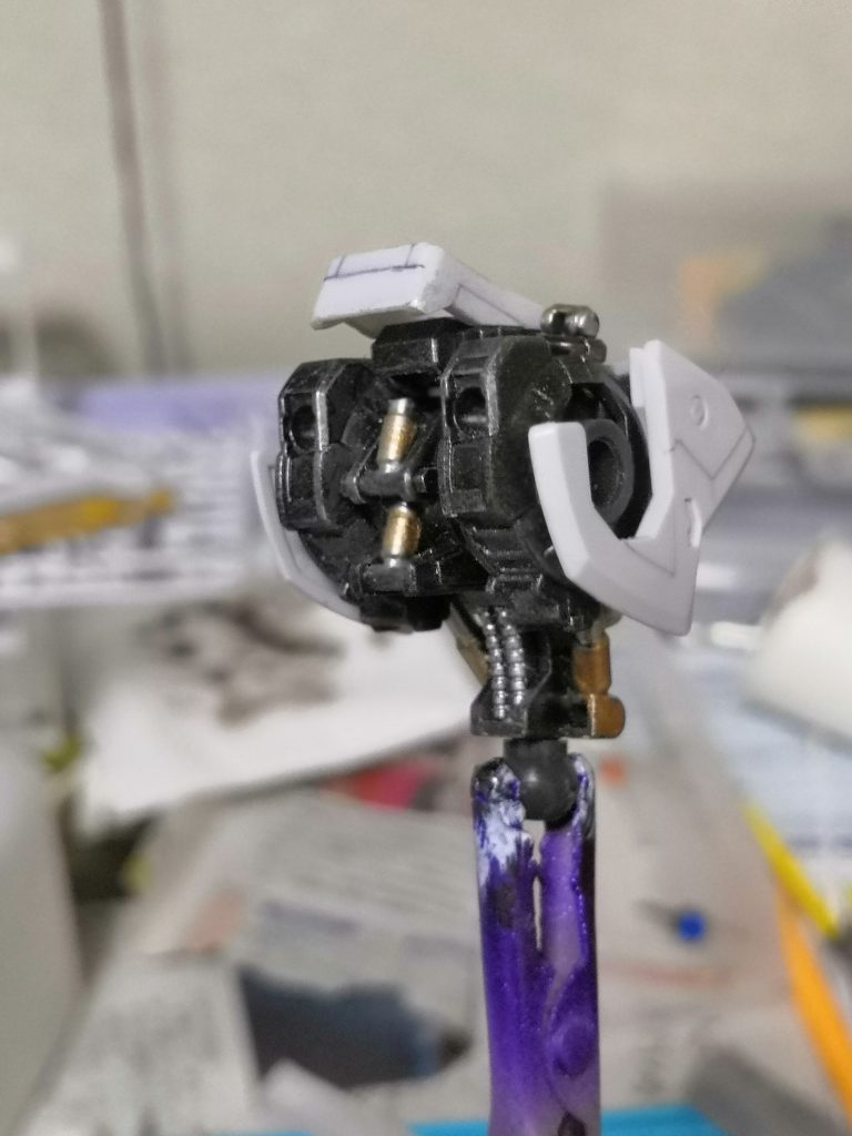 シリンダーはゴールドとシルバーで塗り分けました。