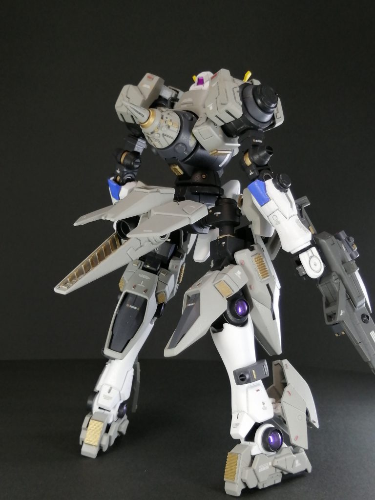 バックショット。
主にAGのGエグゼスとHGストライカージンクスのミキシング、前作のGX-EXのパーツ等も使用しています。
太陽炉のコーンをディテール追加することで性能の引き上げを図っています。