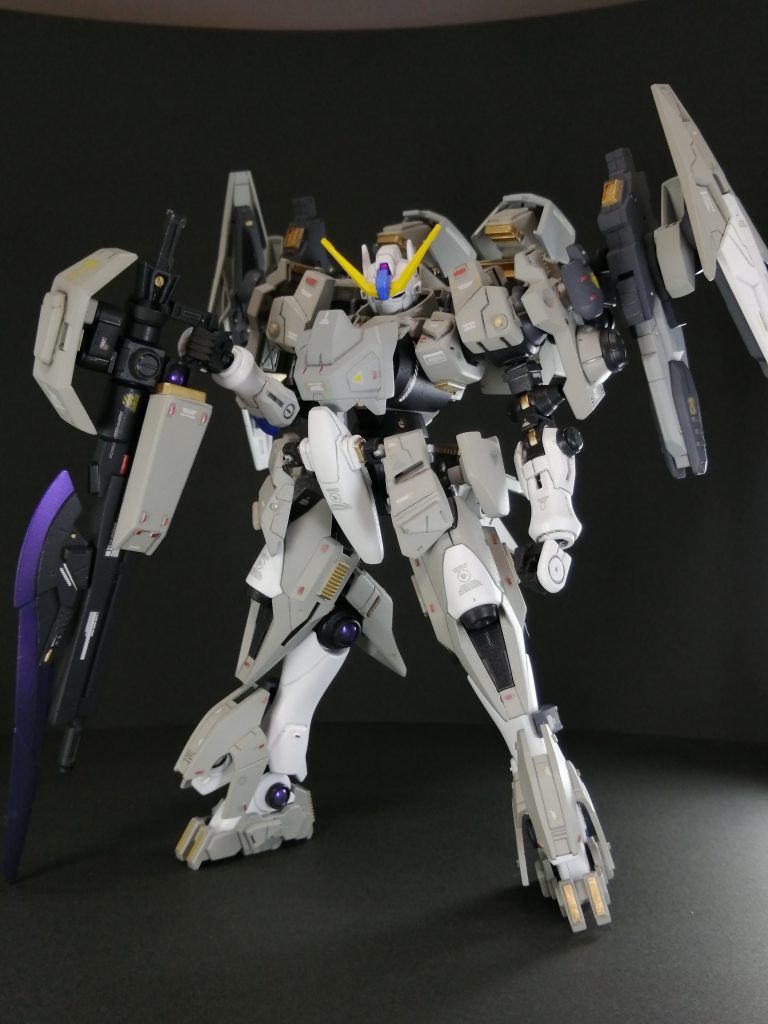 GX-Ⅱ・アサルト=マニューバ(突撃機動形態)
今作では上記の基本形態から追加パーツを加えて様々な戦術に適応できるようにしてみました!
現段階で完成している強化形態です。
装甲とスラスターを追加し、大型の武器を装備することで火力・機動力の増強を図っています!