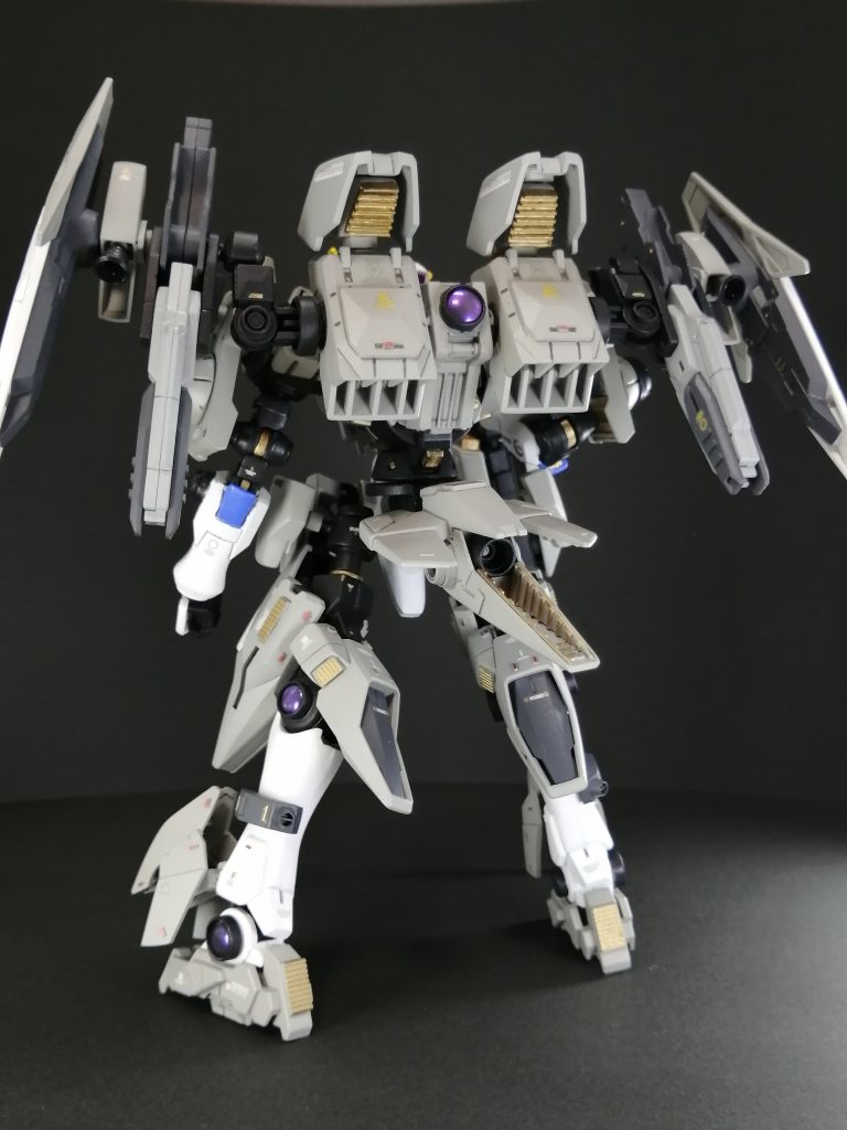 バックショット
ストライカージンクスのパーツを軸に製作しました!
バックパック上部に追加したスラスターはGエグゼスの膝パーツにジンクスの装甲を組み合わせて作成しました!