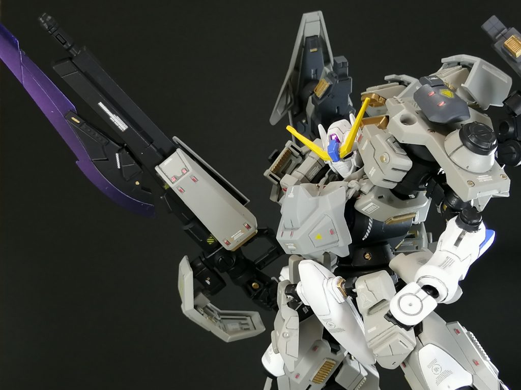 G-Xライフルブレード
この形態での主武装として製作しました。
ジンクスのロングライフルバレルを軸にマーズフォーウェポンのソード等を組み合わせました!
前作で製作したGNバインダーブレイドと同様に、刃部分にGN粒子を纏わせることで切れ味を引き上げています。