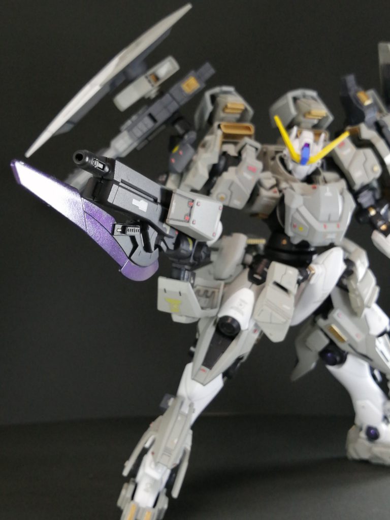 グリップを持ち替えることで高火力の射撃も可能にしています!