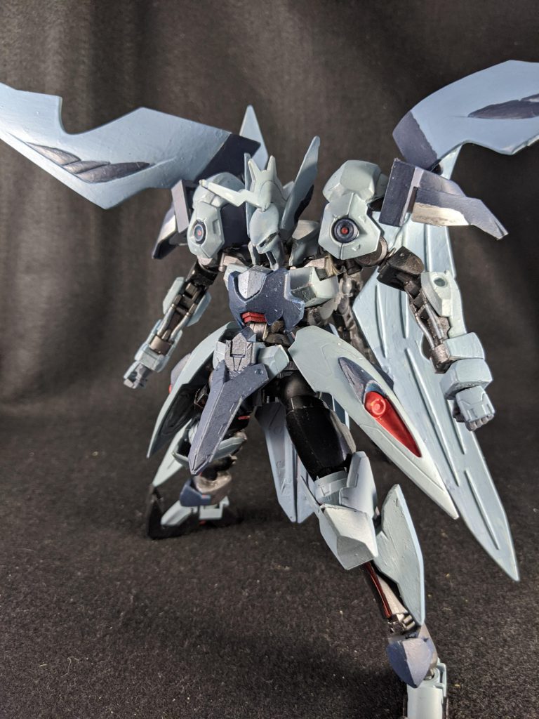 クロークは展開、背面に持っていくことができます