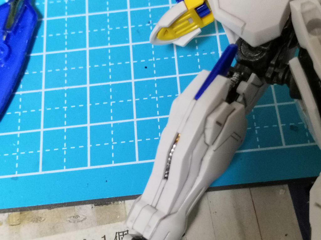 前腕部分は段落ちの部分に
切り欠きを入れて
内部フレームが見えるようにしました。