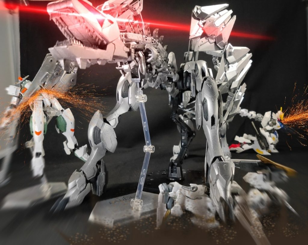 我が家のガンダムフレーム機体たちに犠牲となって貰いましたw
厄祭戦でこれくらい暴れて欲しいですね
異名でお気づきの方もいると思いますが、本機はモンスターハンターシリーズに登場するバルファルクと言うモンスターがモチーフとなっています。
