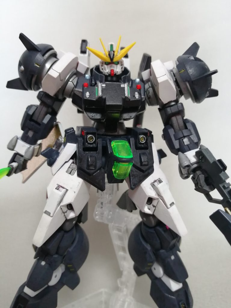 こちらも同様。(当初は赤色の百均ネイルパーツをつけていなかったので)胸元がかなり寂しい状態でしたがコレをつけてあげたら一気に見栄えするようになった…と思う…思いたい…。一個一個のサイズはランダム・アバウトなので厳密に仕上げたい人には向かないですが、私のような「一気にパンチだしたいわウェーイ」というモデラーにはこういう手もアリなんじゃないでしょうか。他にも、百均の手芸用スタッズパーツを各所に配置しました。私のガンプラ改造には百均パーツは欠かせません。