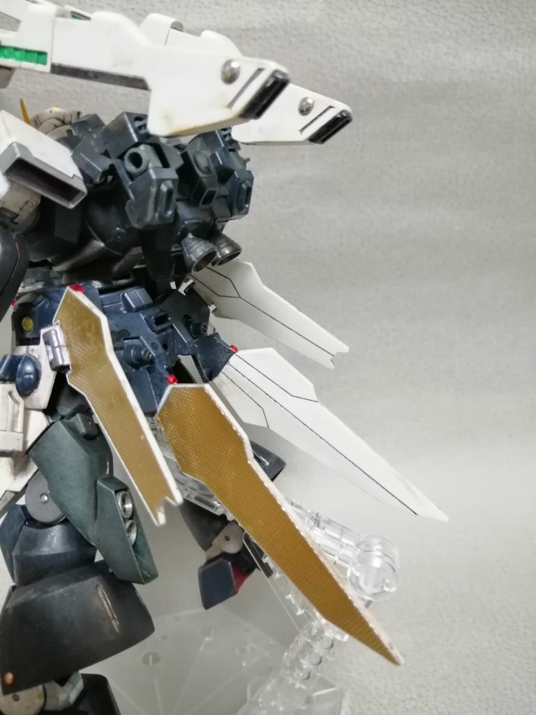 DXのリフレクタープレートは展開→格納をオミットした上で6枚中4枚を利用し、腰部に配置。脚部にジムスナイパーの脚部バーニアを増設。垂れ下がるサテライトキャノンと相まって、バックショットは中々のボリュームです。本来リフレクタープレートを接合する3mm穴は埋めず、敢えてそのままにしました。レオパルドダビンチ付属の武器とか付けられるけど…。ところどころ見える赤い光沢は百均のネイル用材料を転用しました。1/144にはちょっと大きめですが、見栄えは助けてくれます。