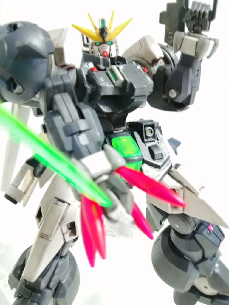 「ガンダムDXの胸パーツを、オーガ刃-Xの腰に据える」アイディアからこの改造プランが確立しました。DX自体がマッシブめなので、オーガ刃-Xのボディ流用にもボリューム感で負けてないですね。オーガ刃-Xのギミックはそのまま活きているので、ピンクのクリアパーツは腕や肩に設置が可能です。このキット、両肩両腕すべてにクリアパーツを設置すると見栄えが凄いですね…。