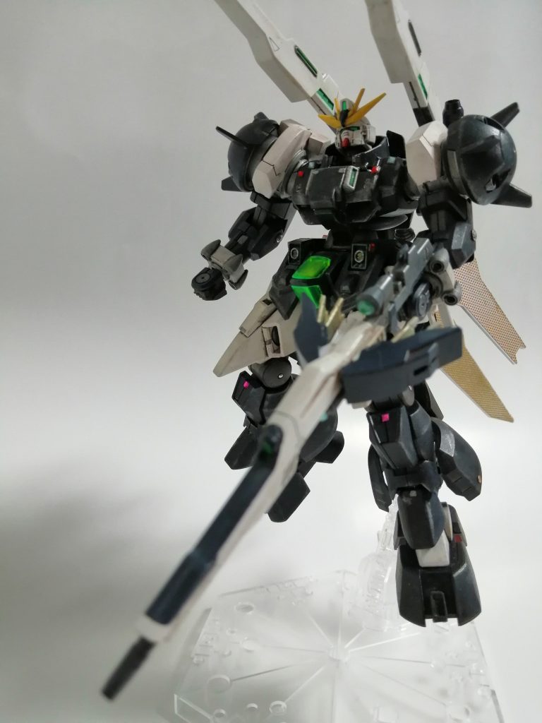 左手の持ち武器は自作の「可変式ロングビームライフル」です。・DXのライフル・DX腕パーツ&放熱プレート・フリーダムのライフル…等々を流用しました。ディフェンスプレート(盾)を連結する事もできます。通常は放熱フィンを閉じ連射性・精密性を優先。長射程・高出力が求められるときは写真のように放熱フィンを開放したフルパワーモードに形態が変わります。フルパワーモードはクロスボウをイメージしています。