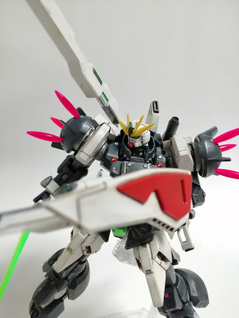 ディフェンスプレートを装着すると、ダブルエックス感が増しますねー。顔の改造があまり得意でないため、ほぼそのまま。特徴的なヒゲ的プレートを除去し、アンテナ中央をリカラーした程度。ノーマルのダブルエックスよりもスマートに見せられたかなと思っています。ちょっとνっぽく見えますね?マイクロウェーブを受信したエネルギーは、肩や腕からコントロールされた状態で放出、格闘武器として使うことができます。単なるパンチ、ショルダータックルが必殺に近い火力を得る上、自機に跳ね返るダメージを軽減してくれるんじゃないかと思います。サテライトキャノン発射後の排熱放出にも一役買ったり気のせいだったり。