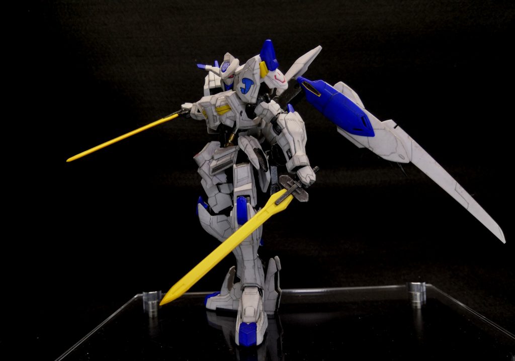 バエル・ソードを構えて。