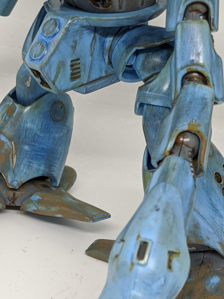 ハイゴッグを粗めのヤスリで表面を削り、タミヤのウェザリングマスターB、Cとバンダイのリアルタッチマーカーセット1で塗装。