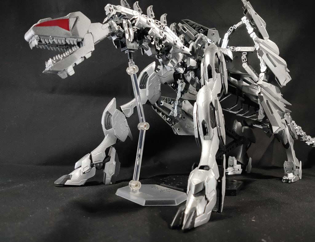 砲撃形態。バインダーを180度回転させ左右合計6門のビーム砲を発射して街を焼き尽くす。